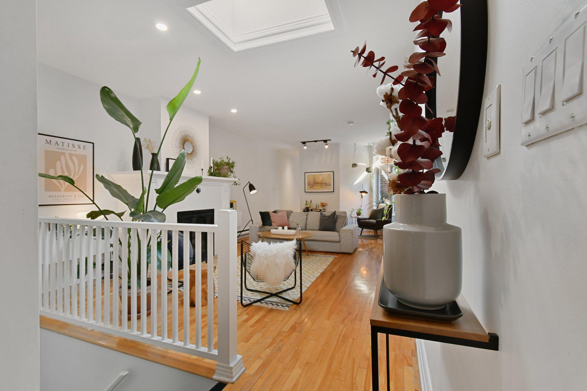 









5749


Av. de l'Esplanade

,
Montréal (Le Plateau-Mont-Royal),




QC
H2T2Z9

