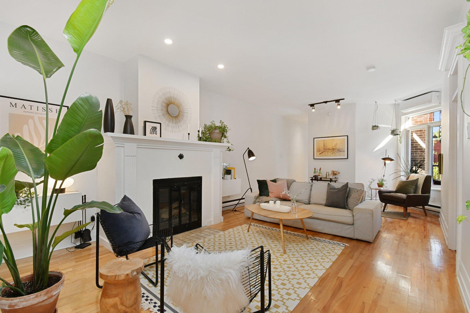 









5749


Av. de l'Esplanade

,
Montréal (Le Plateau-Mont-Royal),




QC
H2T2Z9

