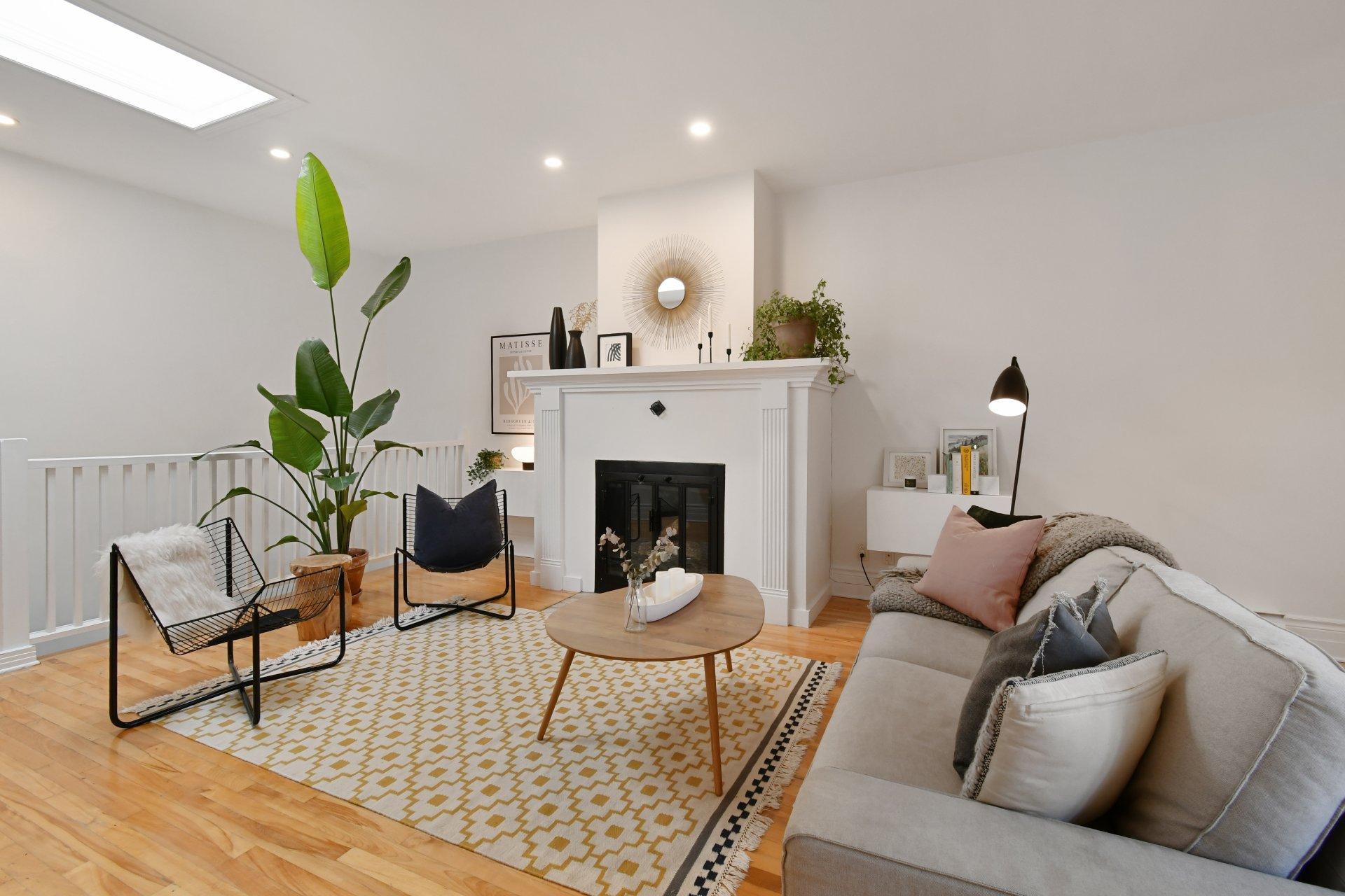 









5749


Av. de l'Esplanade

,
Montréal (Le Plateau-Mont-Royal),




QC
H2T2Z9

