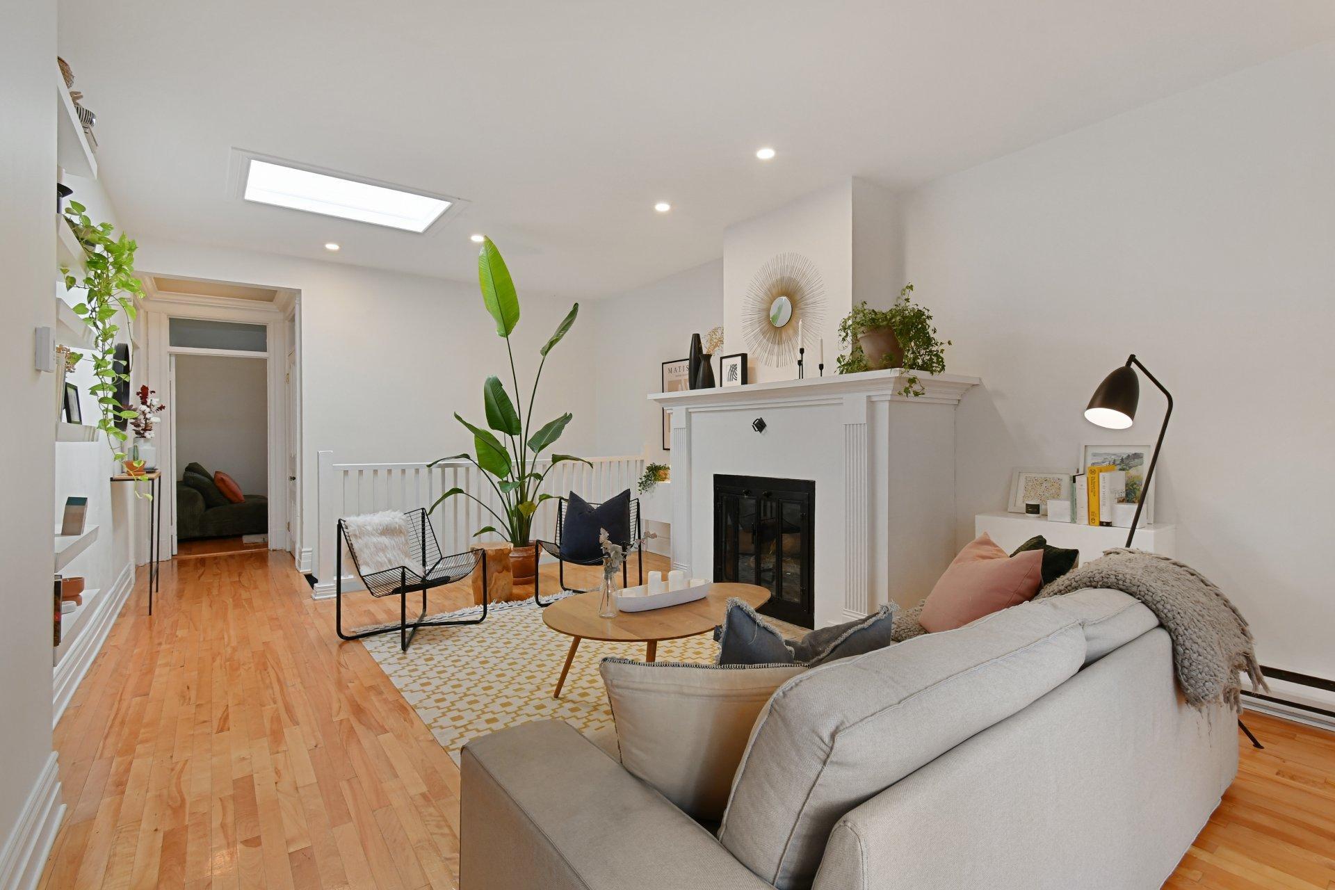 









5749


Av. de l'Esplanade

,
Montréal (Le Plateau-Mont-Royal),




QC
H2T2Z9

