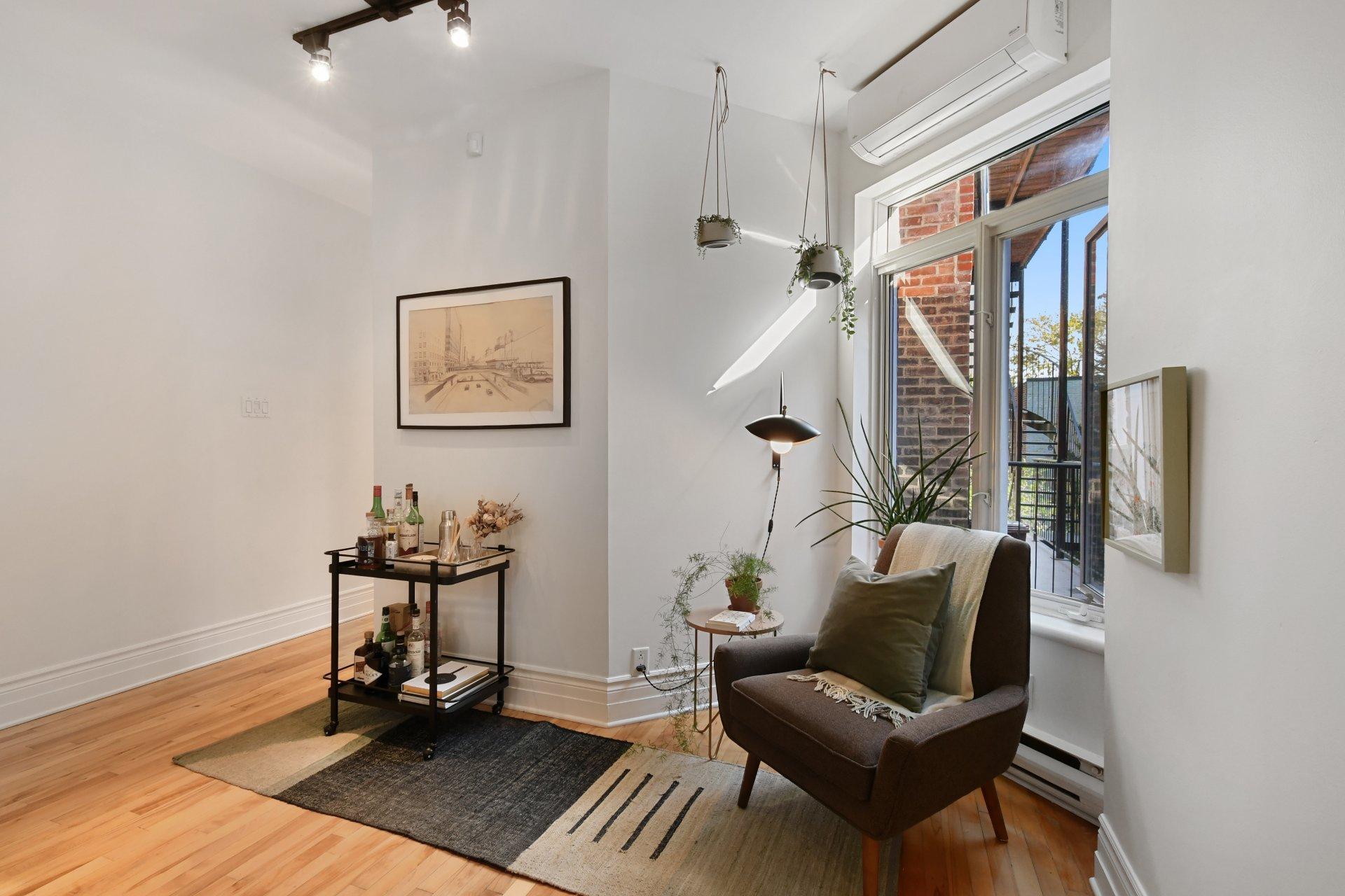 









5749


Av. de l'Esplanade

,
Montréal (Le Plateau-Mont-Royal),




QC
H2T2Z9

