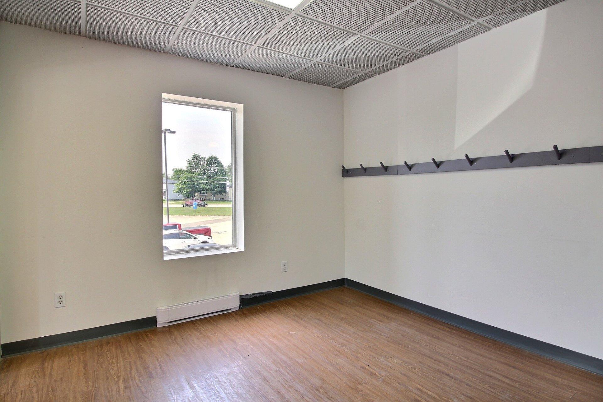 









2696


Rue Sherbrooke

,
Magog,




QC
J1X4G1

