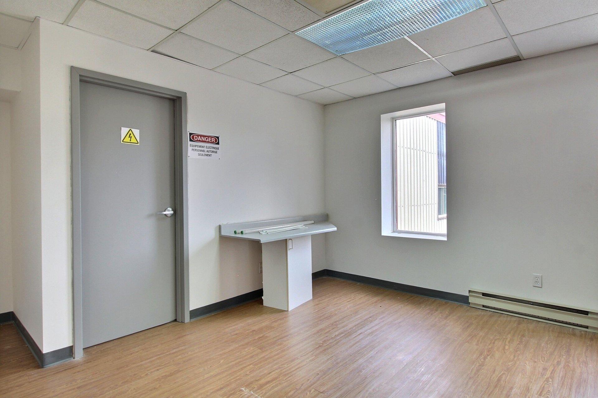 









2696


Rue Sherbrooke

,
Magog,




QC
J1X4G1

