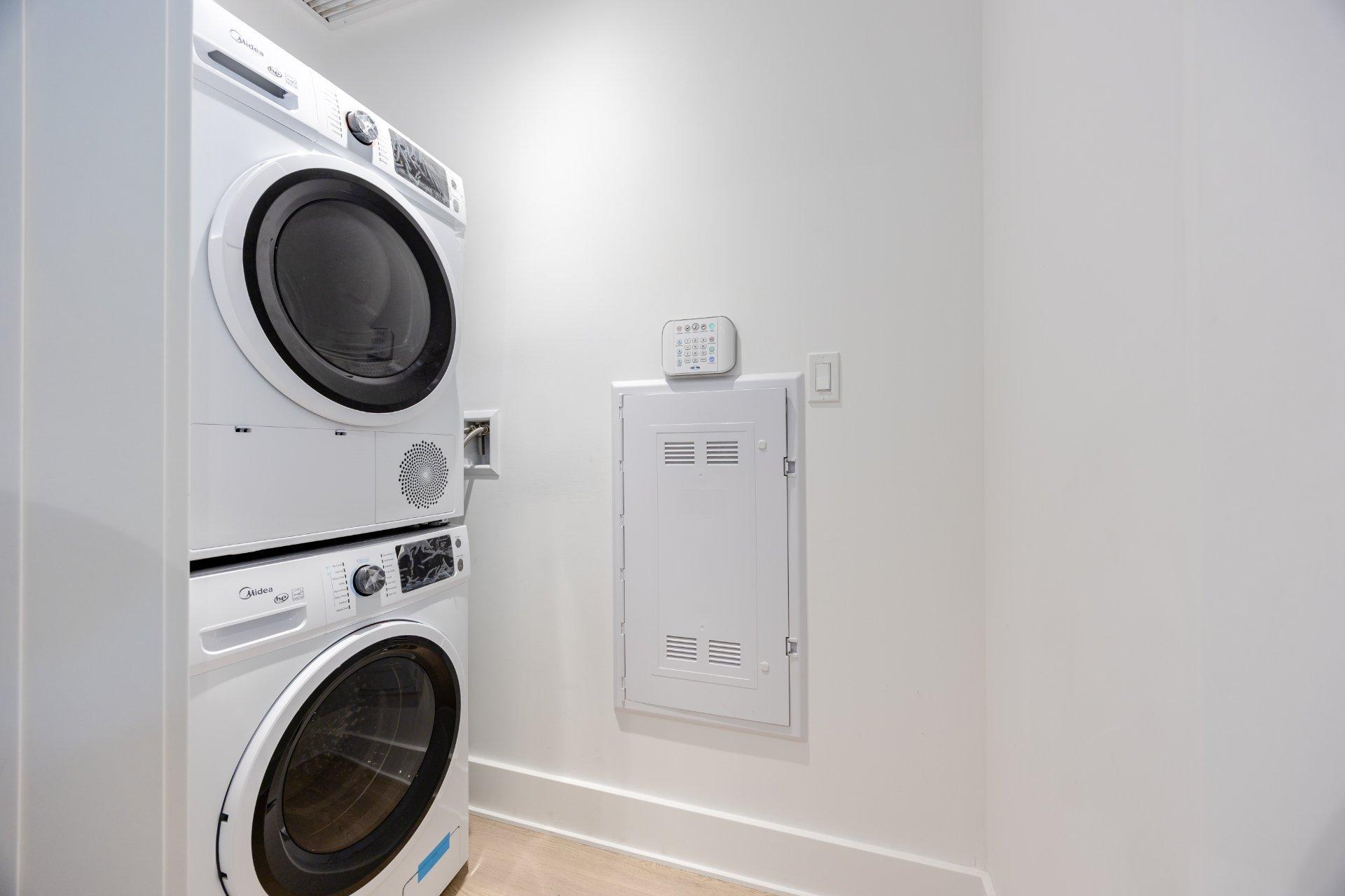 









1000


Rue André-Prévost

, 302,
Montréal (Verdun/Île-des-Soeurs),




QC
H3E0G2

