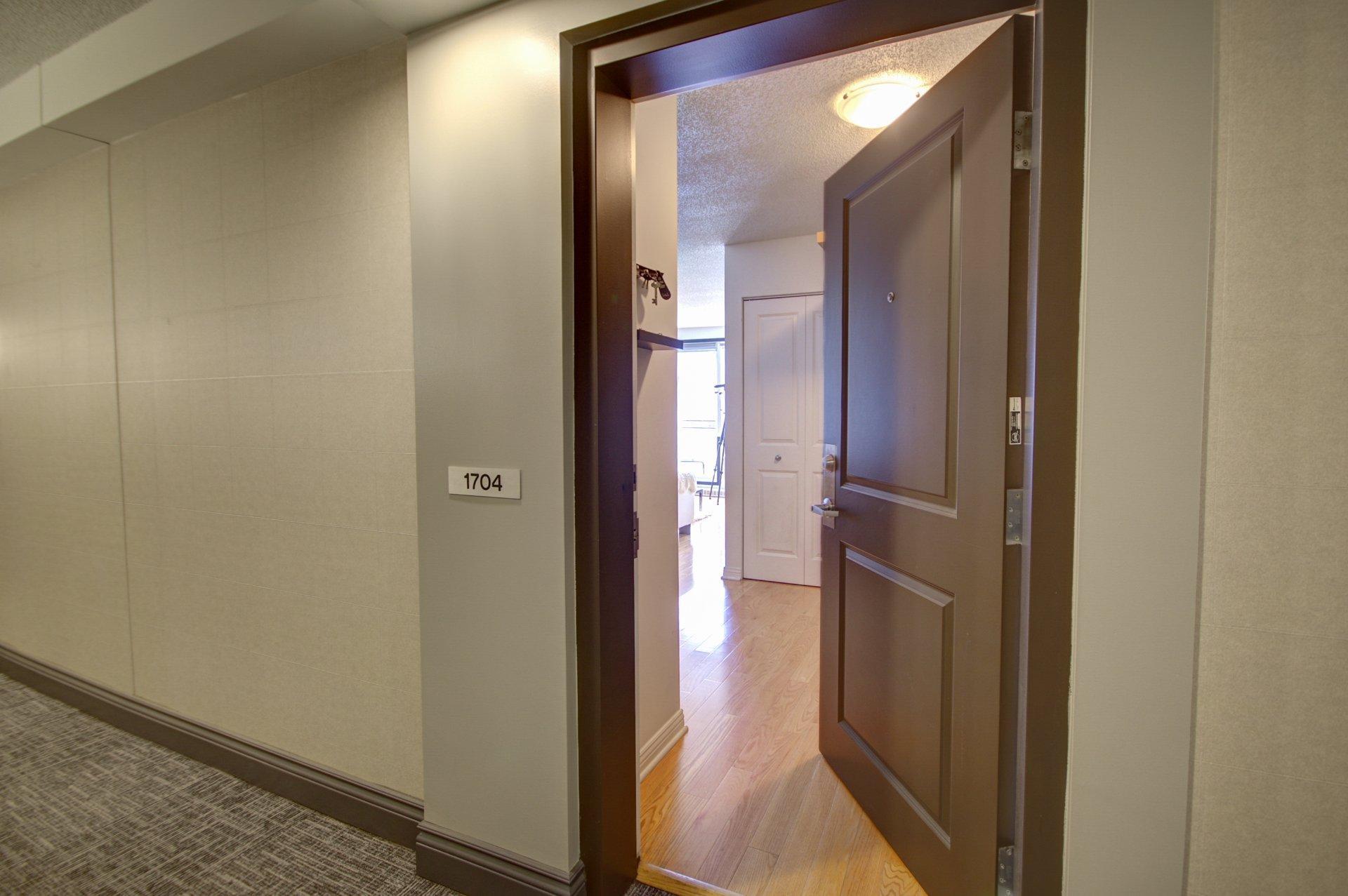 









1200


Rue St-Jacques

, 1704,
Montréal (Ville-Marie),




QC
H3C0E9

