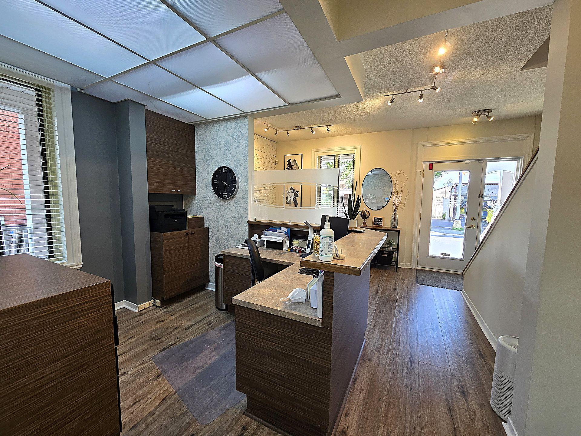 









3994

 - 3994B


Boul. St-Martin O.

,
Laval (Chomedey),




QC
H7T1B8

