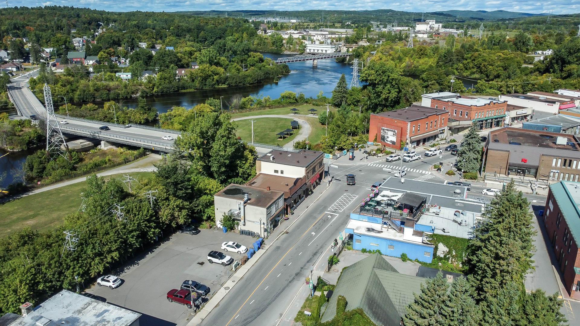 









529

 - 531


Av. de Buckingham

,
Gatineau (Buckingham),




QC
J8L2H2


