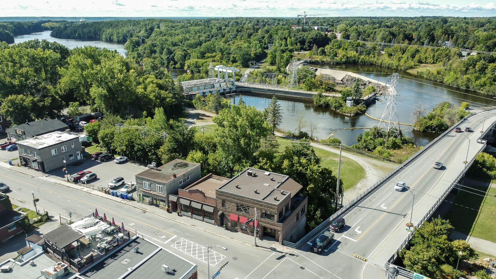 









529

 - 531


Av. de Buckingham

,
Gatineau (Buckingham),




QC
J8L2H2

