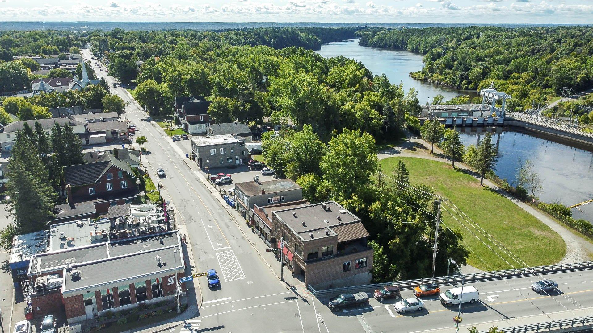 









529

 - 531


Av. de Buckingham

,
Gatineau (Buckingham),




QC
J8L2H2

