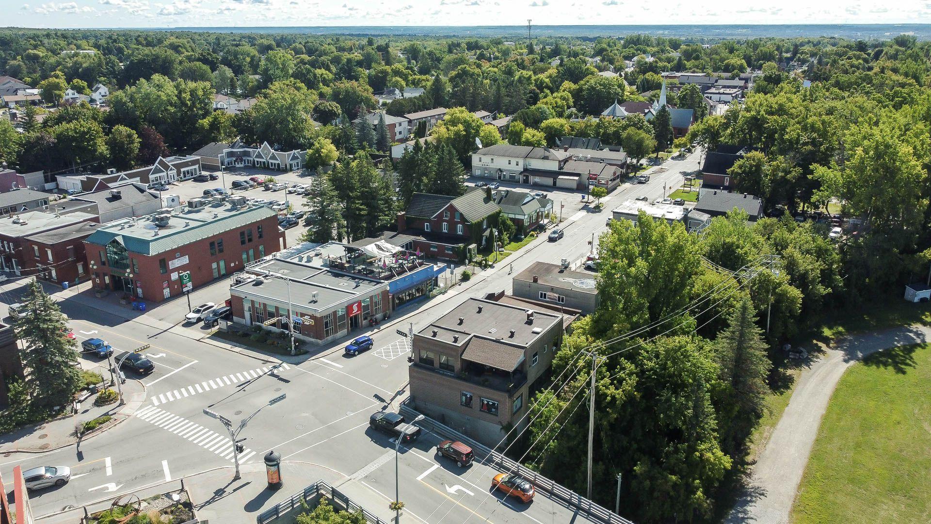 









529

 - 531


Av. de Buckingham

,
Gatineau (Buckingham),




QC
J8L2H2

