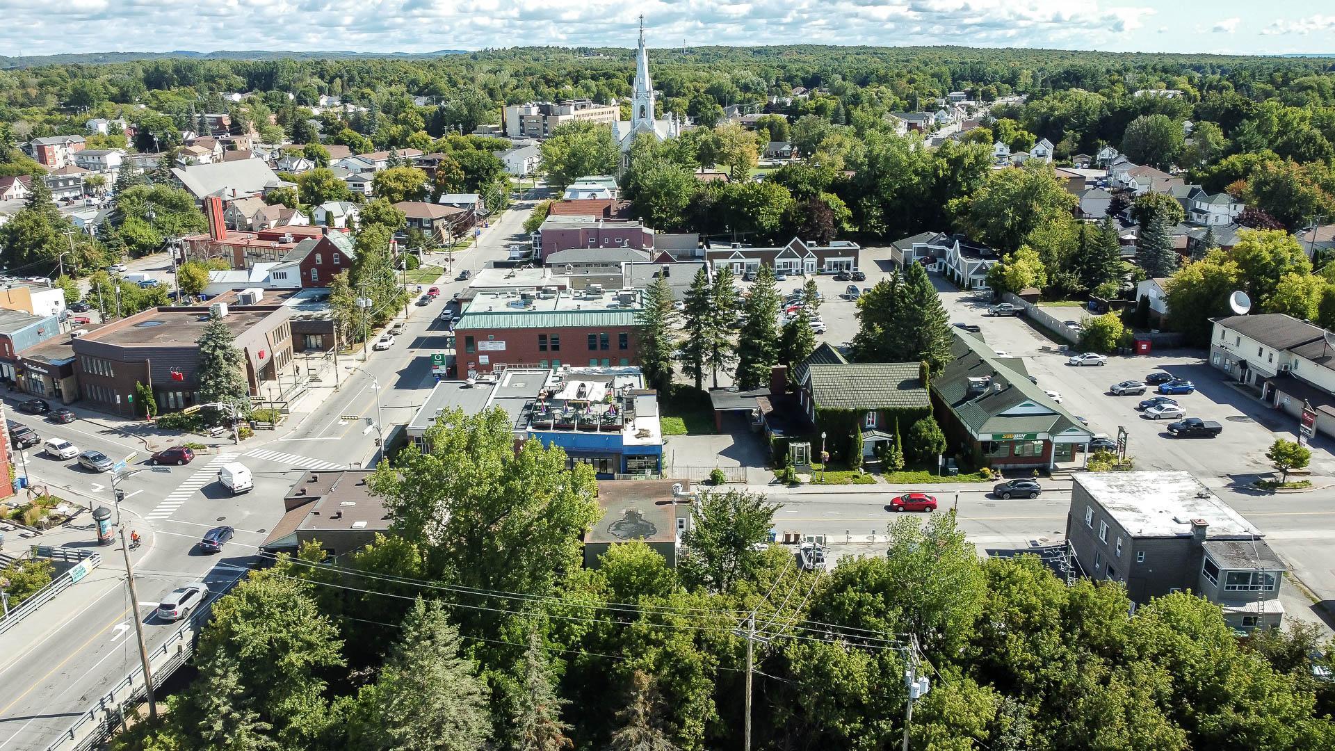 









529

 - 531


Av. de Buckingham

,
Gatineau (Buckingham),




QC
J8L2H2

