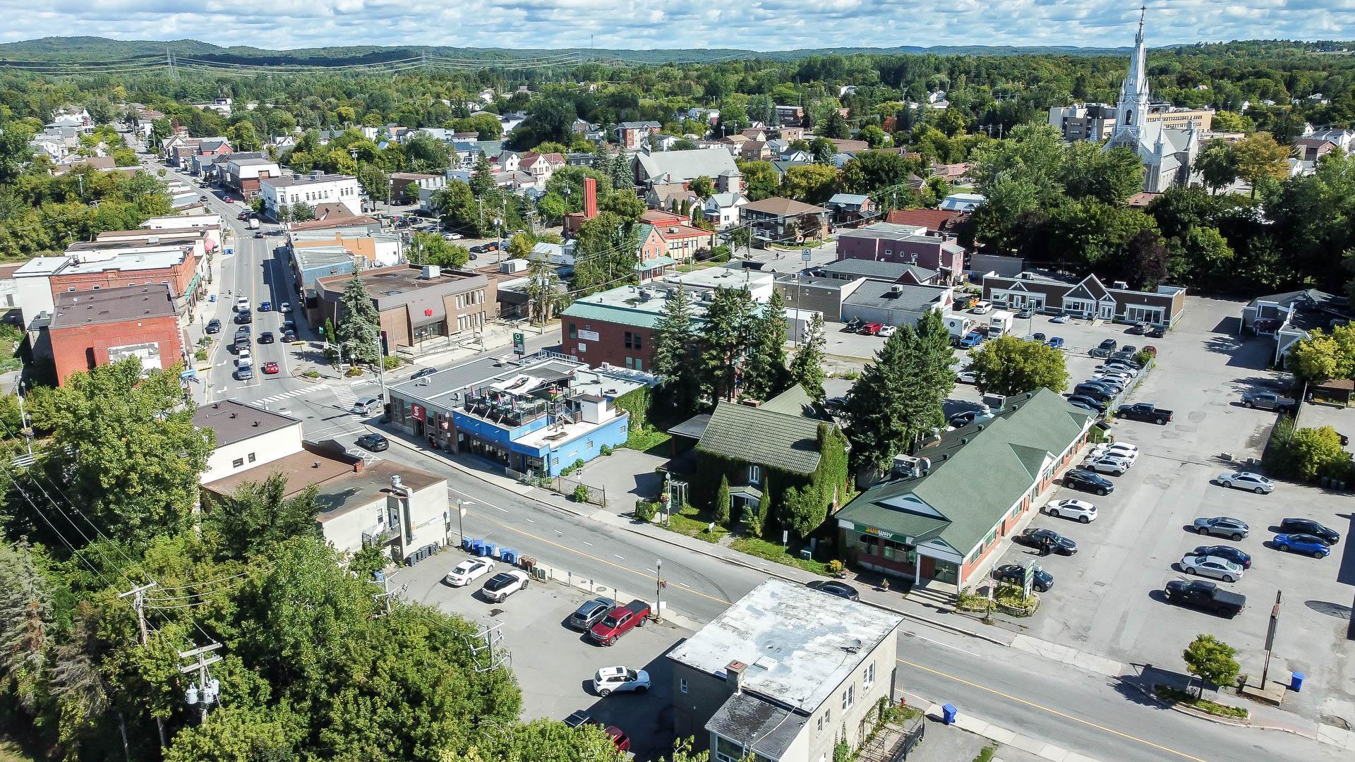 









529

 - 531


Av. de Buckingham

,
Gatineau (Buckingham),




QC
J8L2H2

