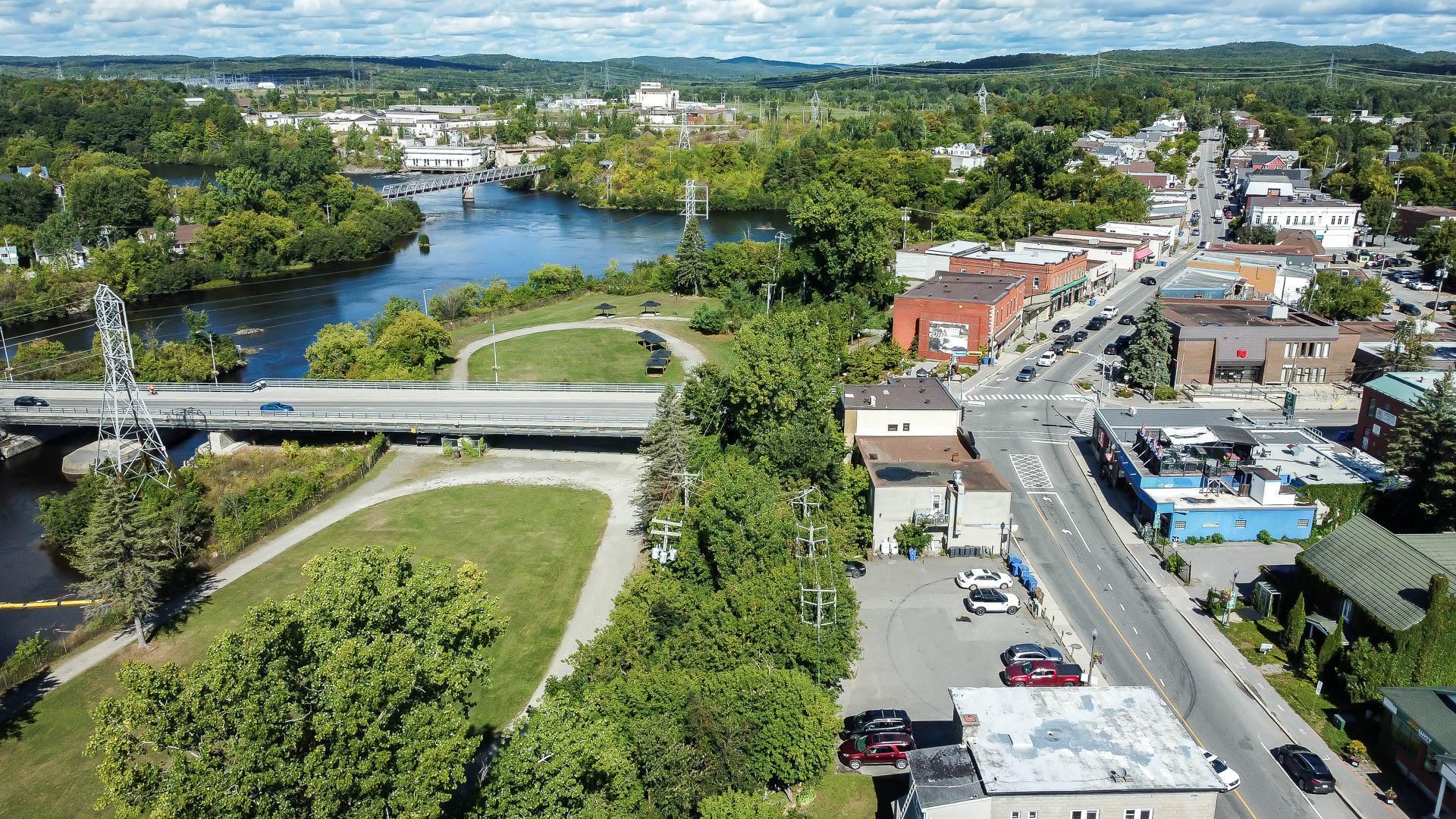 









529

 - 531


Av. de Buckingham

,
Gatineau (Buckingham),




QC
J8L2H2

