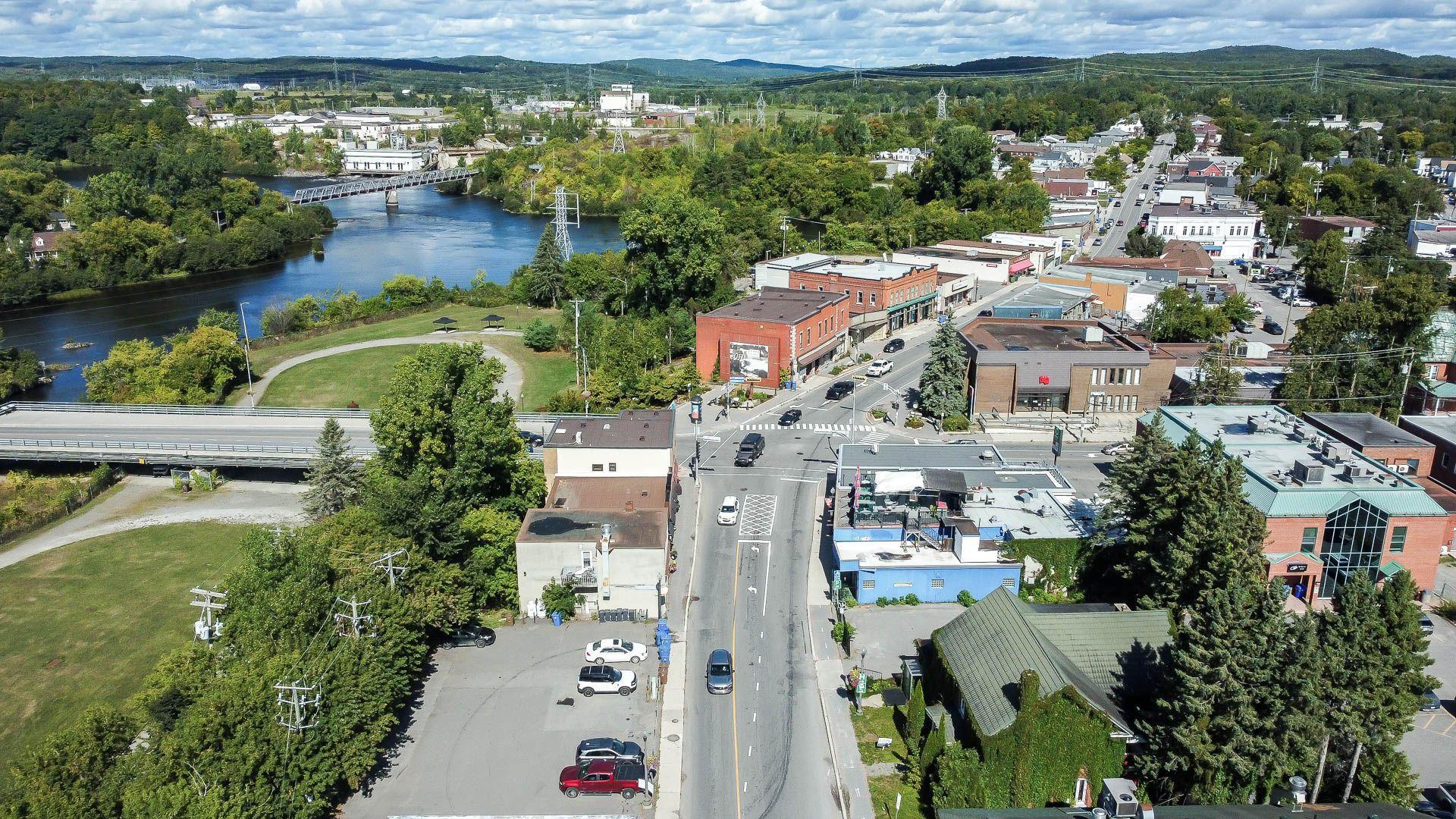 









529

 - 531


Av. de Buckingham

,
Gatineau (Buckingham),




QC
J8L2H2

