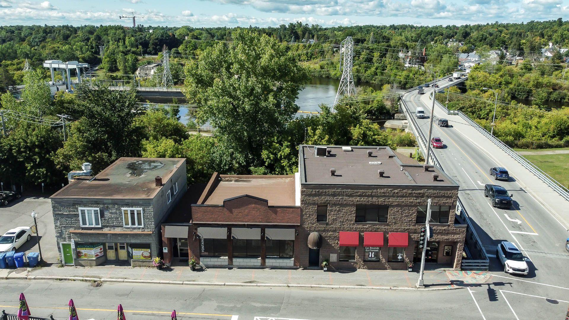 









529

 - 531


Av. de Buckingham

,
Gatineau (Buckingham),




QC
J8L2H2

