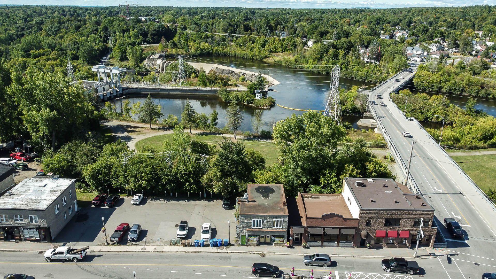 









529

 - 531


Av. de Buckingham

,
Gatineau (Buckingham),




QC
J8L2H2

