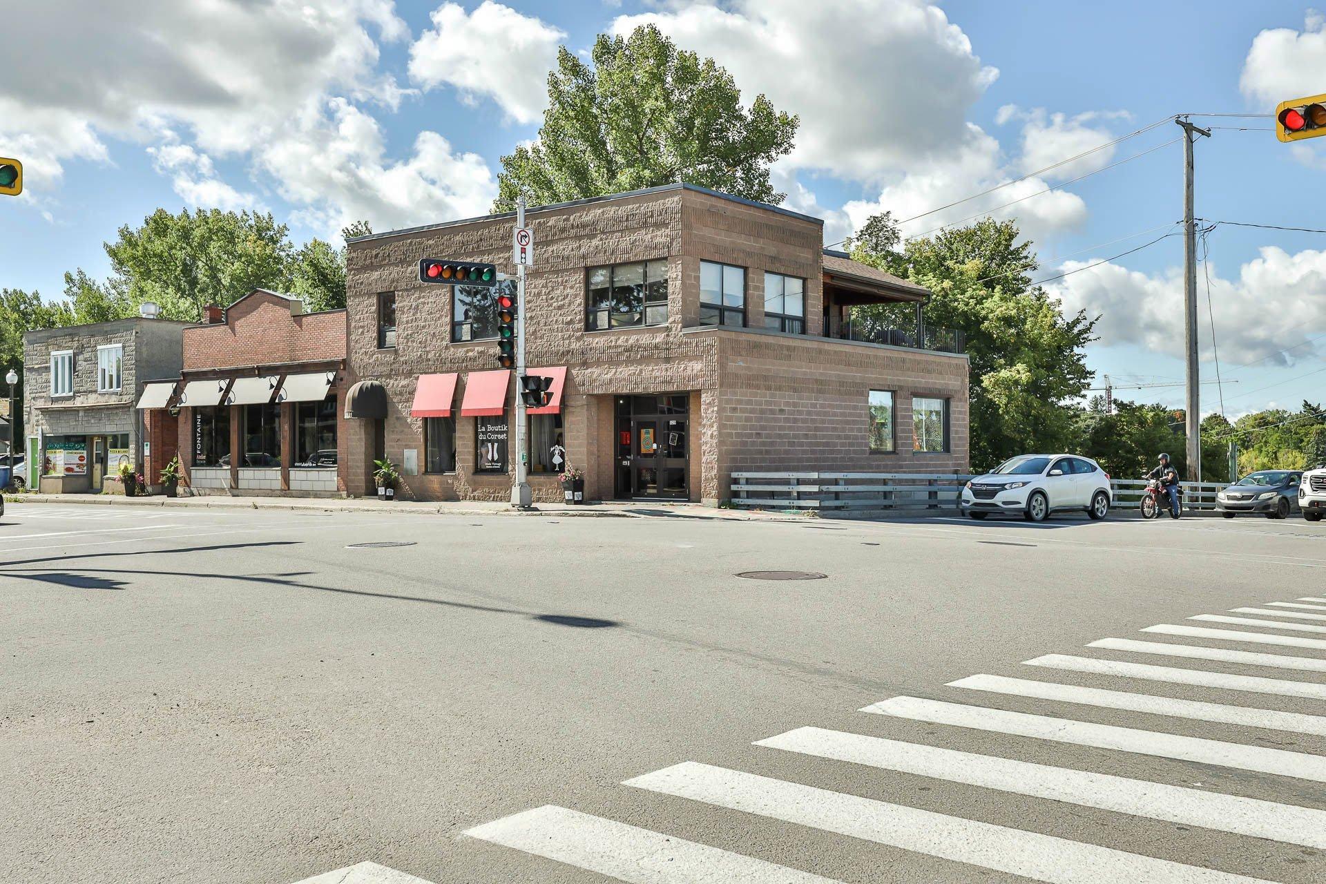 









529

 - 531


Av. de Buckingham

,
Gatineau (Buckingham),




QC
J8L2H2

