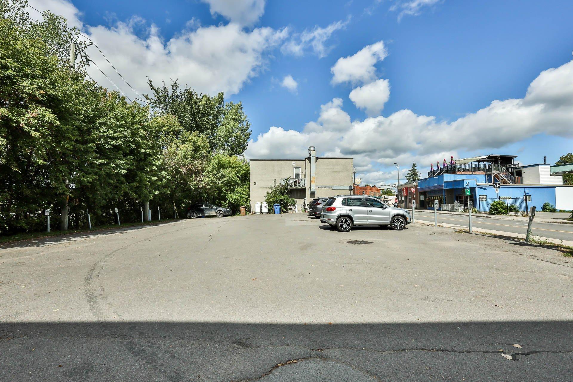 









529

 - 531


Av. de Buckingham

,
Gatineau (Buckingham),




QC
J8L2H2

