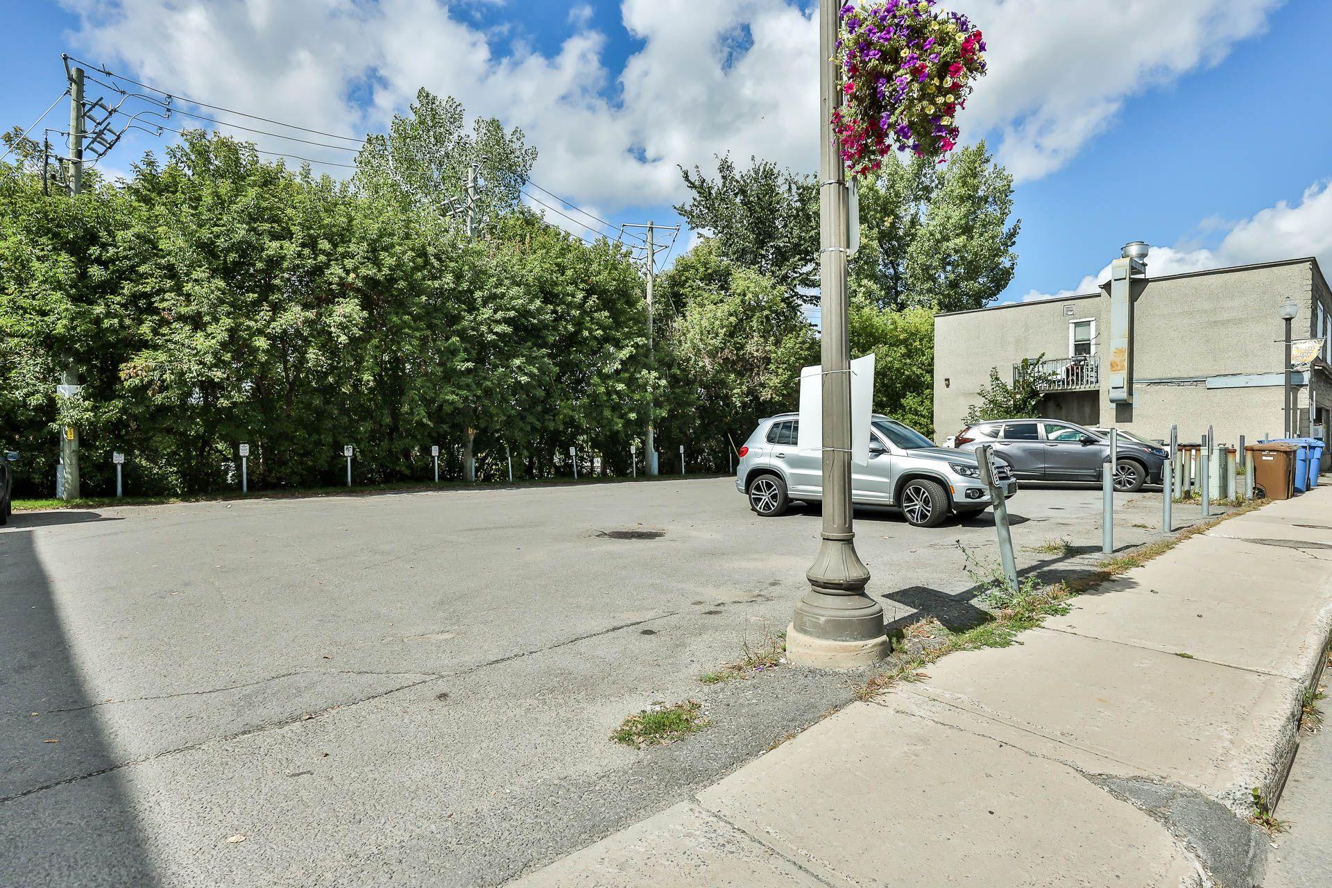 









529

 - 531


Av. de Buckingham

,
Gatineau (Buckingham),




QC
J8L2H2


