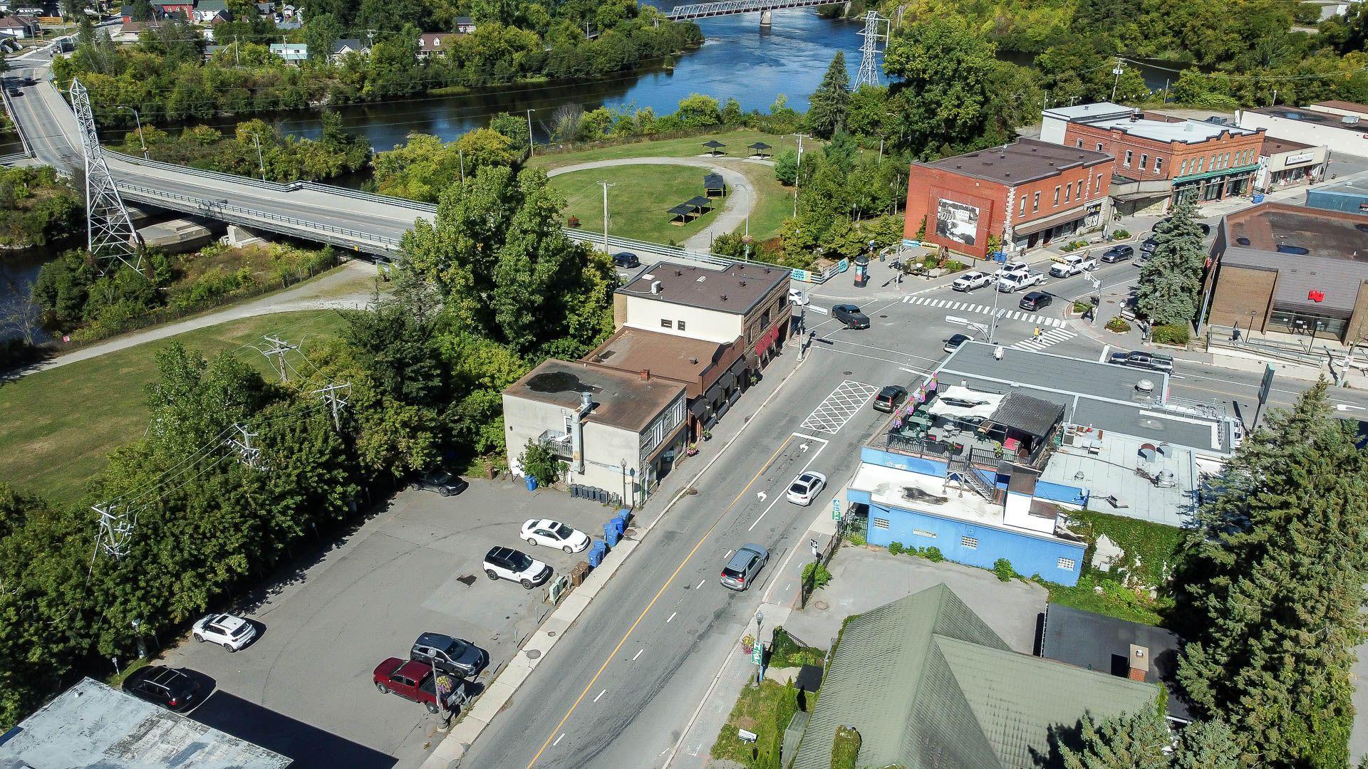 









529

 - 531


Av. de Buckingham

,
Gatineau (Buckingham),




QC
J8L2H2

