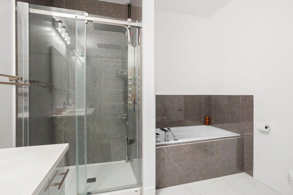 









7705


Boul. St-Martin O.

, 205,
Laval (Sainte-Dorothée),




QC
H7X0E9

