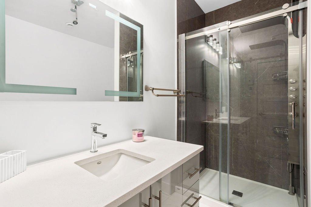 









7705


Boul. St-Martin O.

, 205,
Laval (Sainte-Dorothée),




QC
H7X0E9

