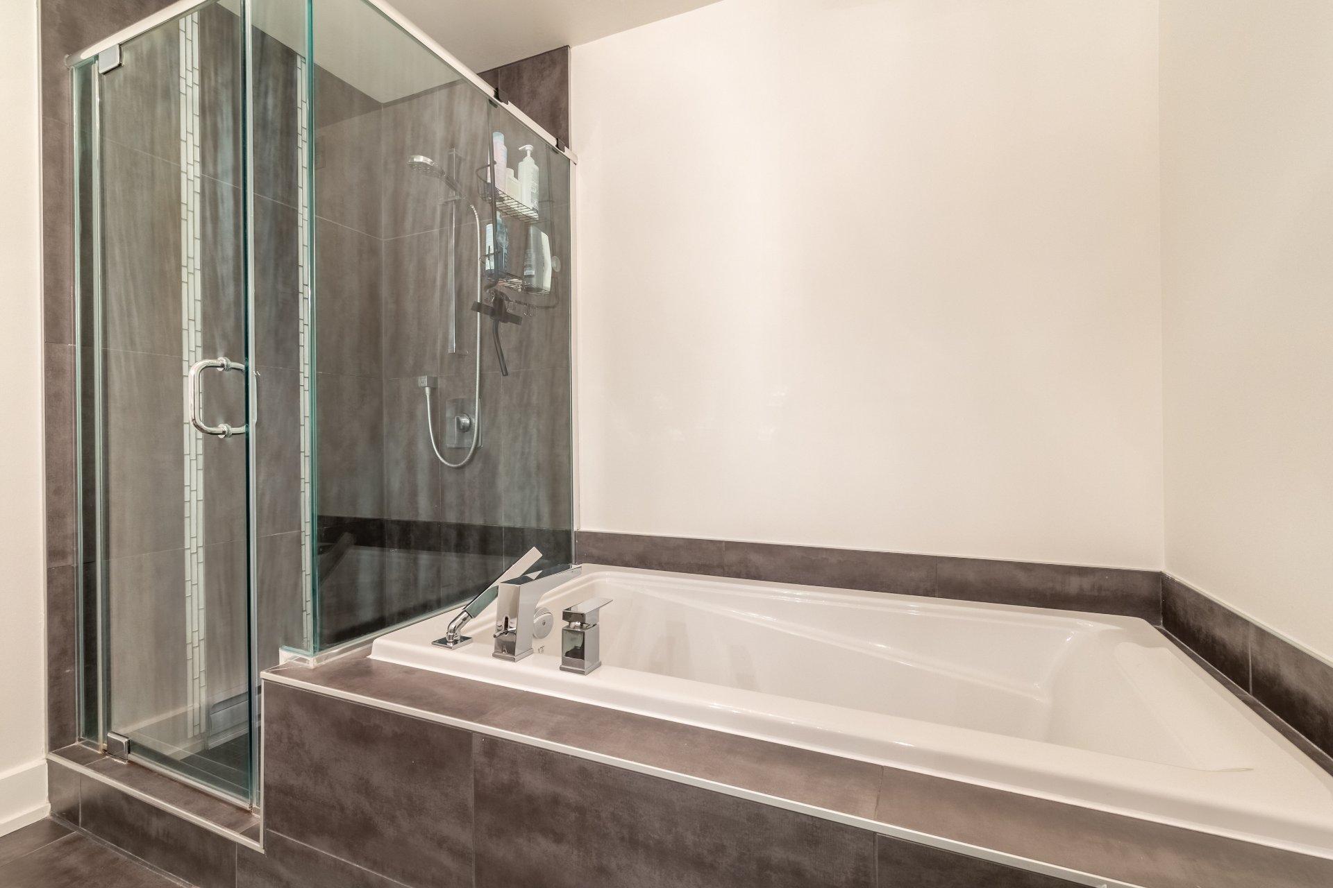 









3984


Rue Claude

,
Montréal (Verdun/Île-des-Soeurs),




QC
H4G1H3

