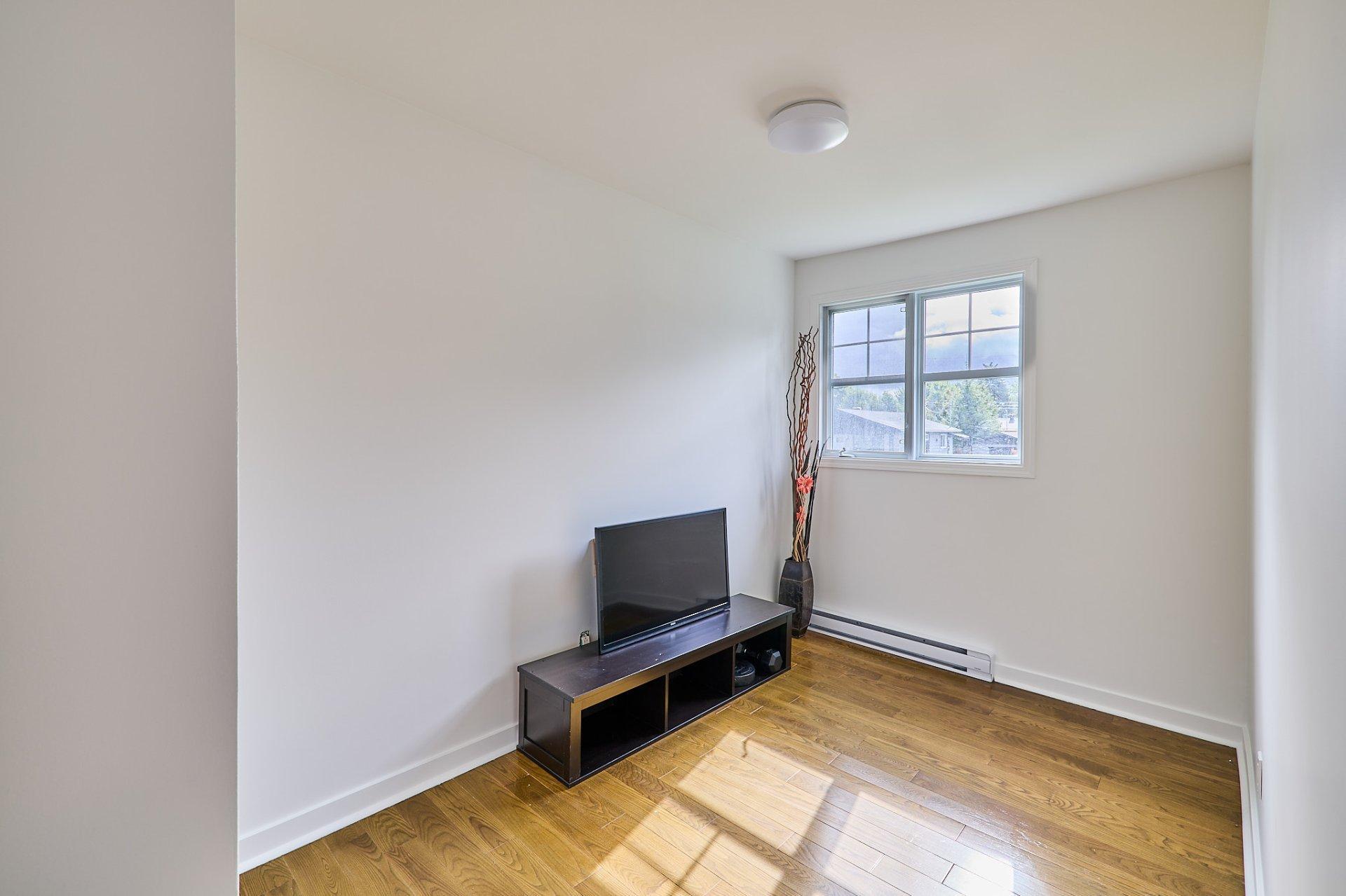 









4674


Rue Harding

,
Longueuil (Saint-Hubert),




QC
J3Y2K6

