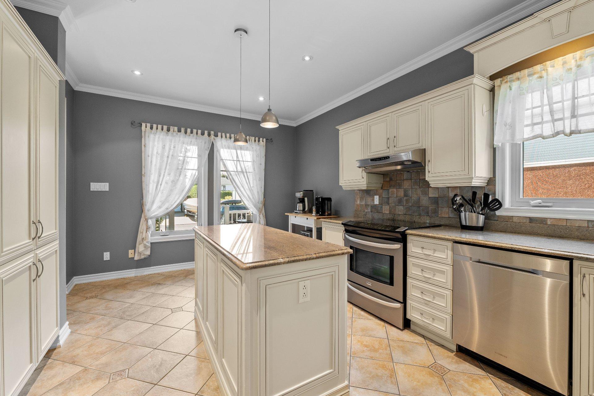 









155


Rue des Hérons

,
La Prairie,




QC
J5R6B6

