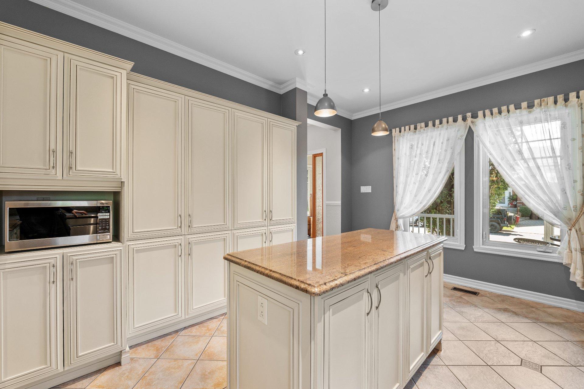 









155


Rue des Hérons

,
La Prairie,




QC
J5R6B6

