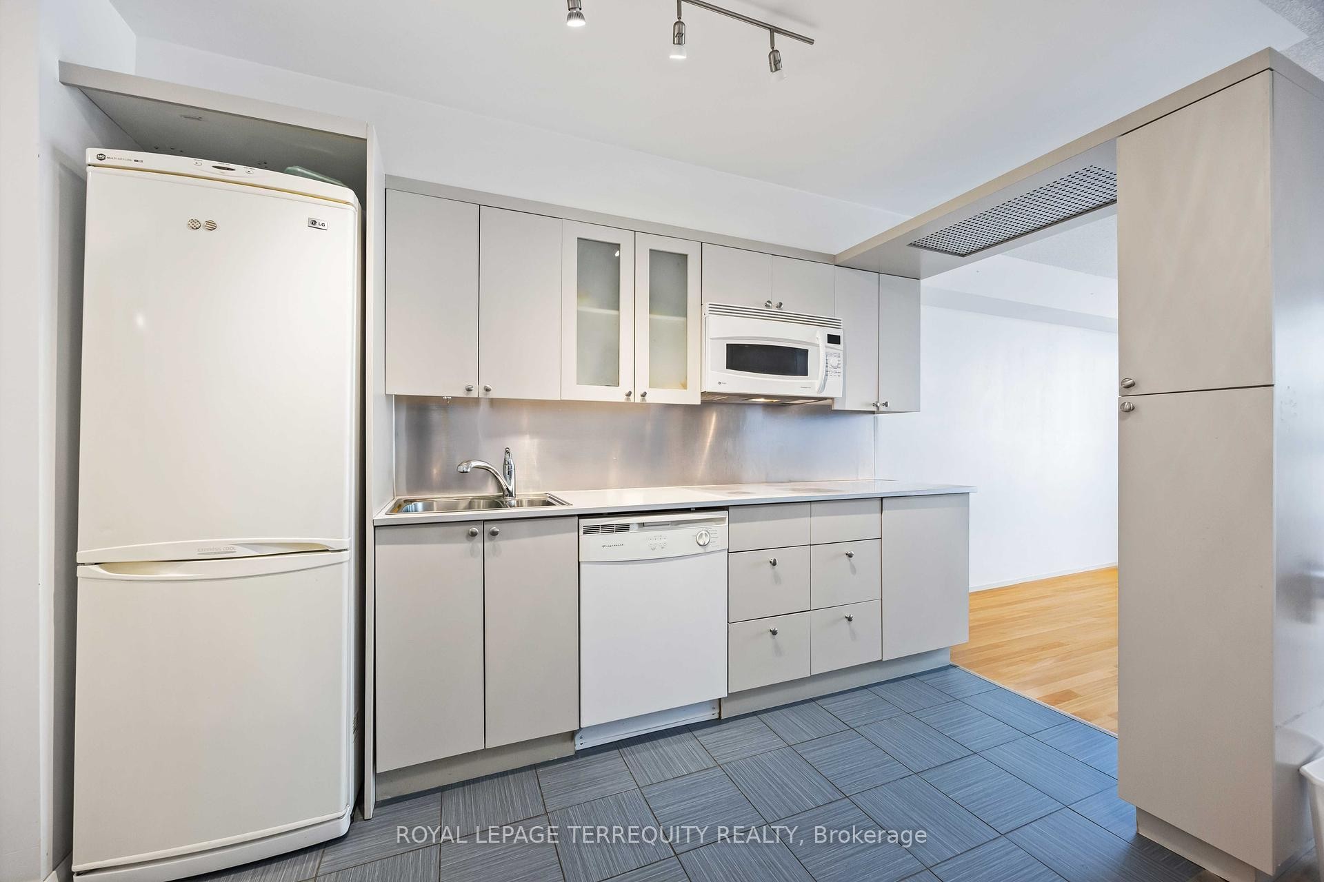 









111


Elizabeth

Street, 729,
Toronto,




ON
M5G 1P7

