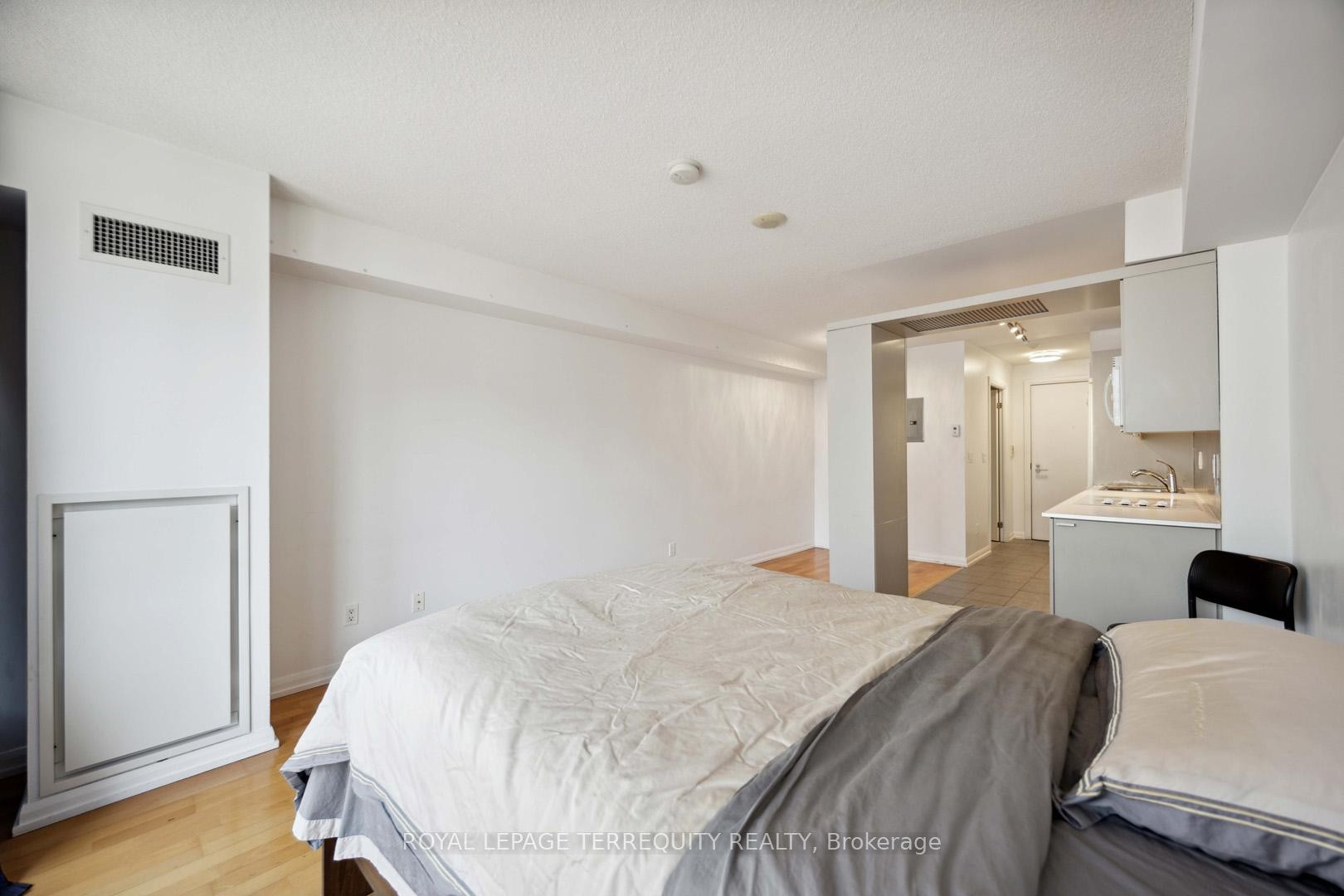 









111


Elizabeth

Street, 729,
Toronto,




ON
M5G 1P7

