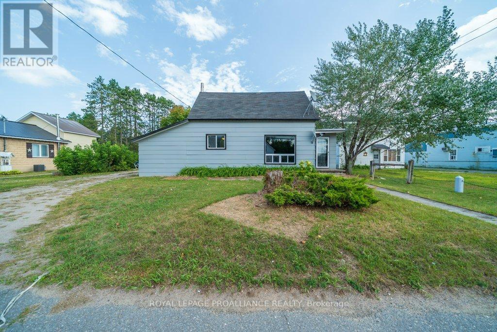 












12275 HIGHWAY 41

,
Addington Highlands (Addington Highlands),




Ontario
K0H2G0

