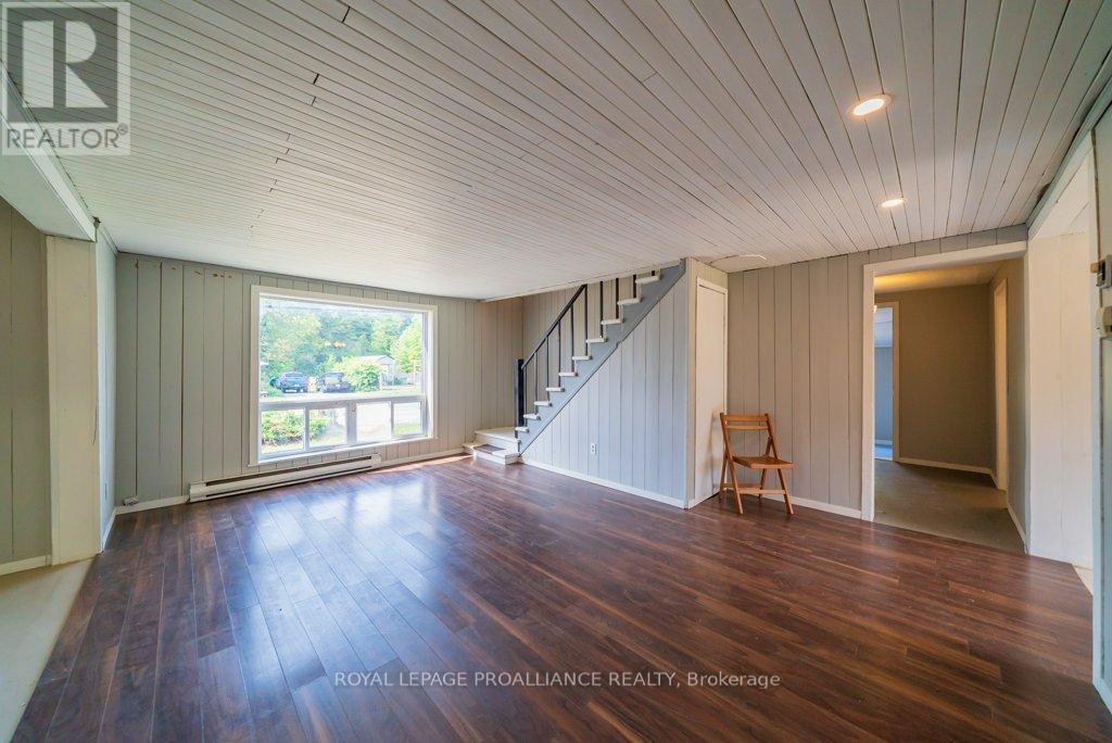 












12275 HIGHWAY 41

,
Addington Highlands (Addington Highlands),




Ontario
K0H2G0

