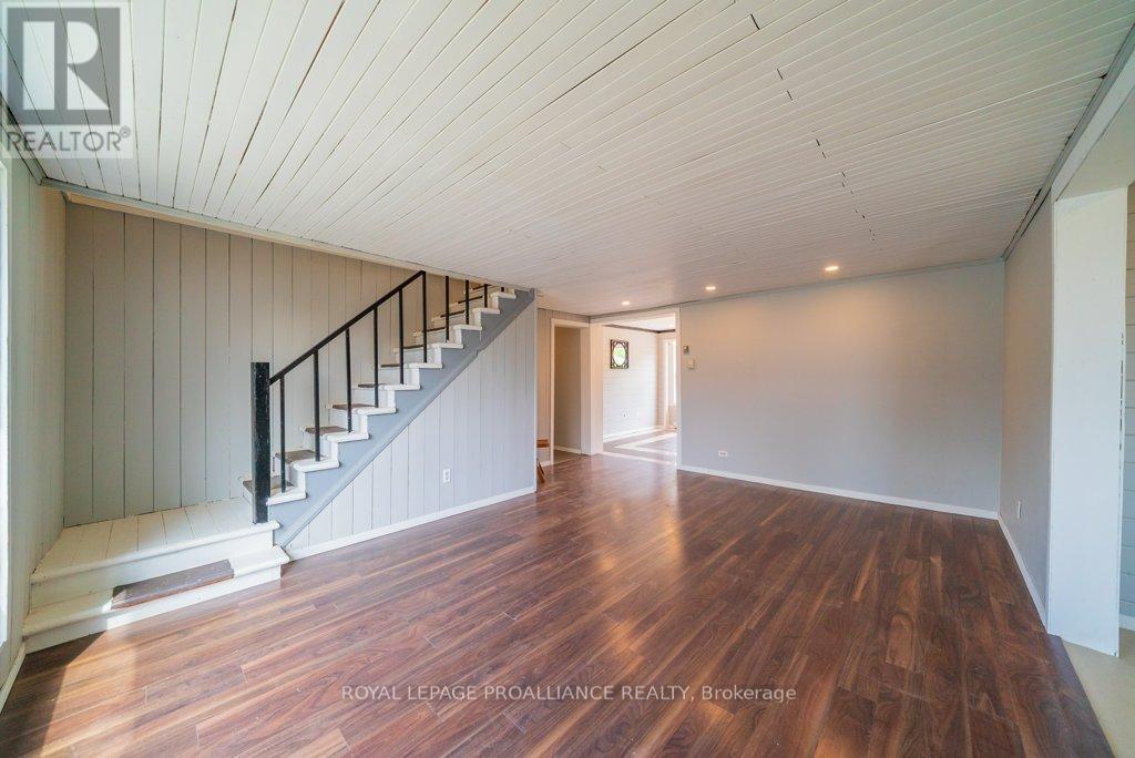 












12275 HIGHWAY 41

,
Addington Highlands (Addington Highlands),




Ontario
K0H2G0

