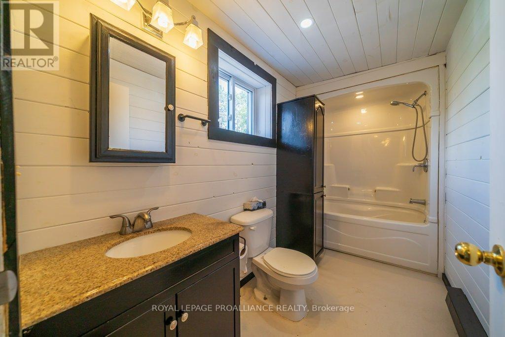 












12275 HIGHWAY 41

,
Addington Highlands (Addington Highlands),




Ontario
K0H2G0

