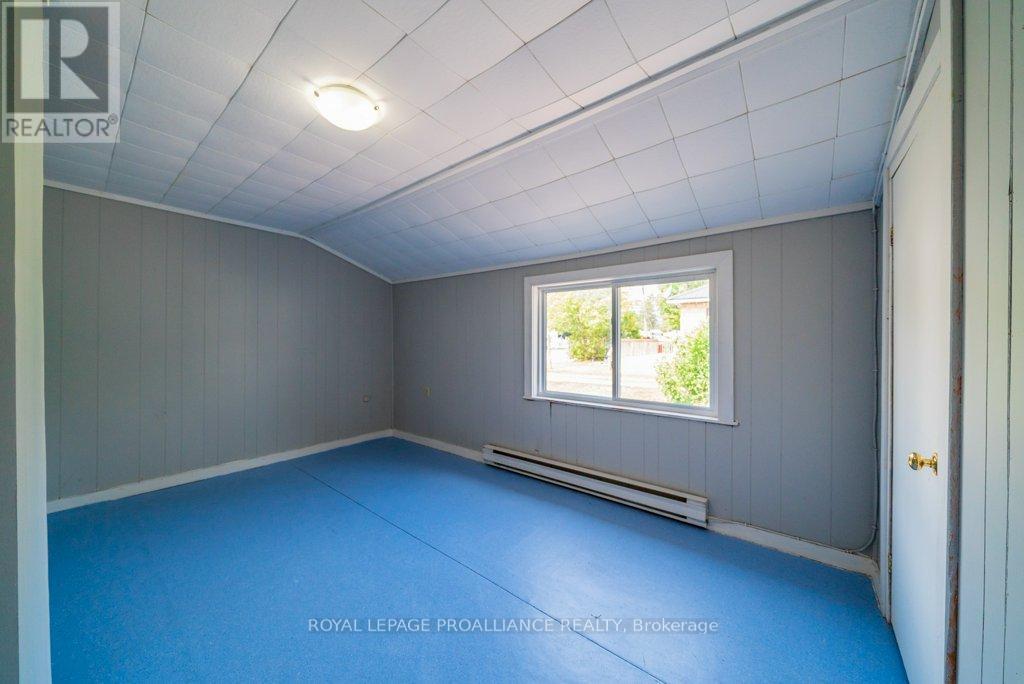 












12275 HIGHWAY 41

,
Addington Highlands (Addington Highlands),




Ontario
K0H2G0

