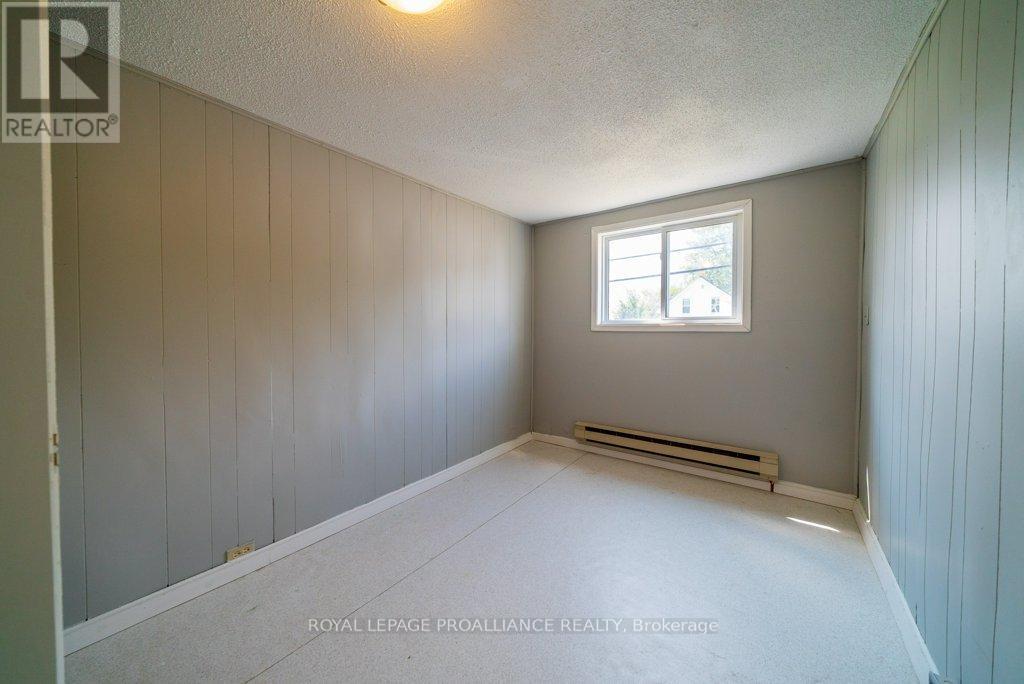 












12275 HIGHWAY 41

,
Addington Highlands (Addington Highlands),




Ontario
K0H2G0

