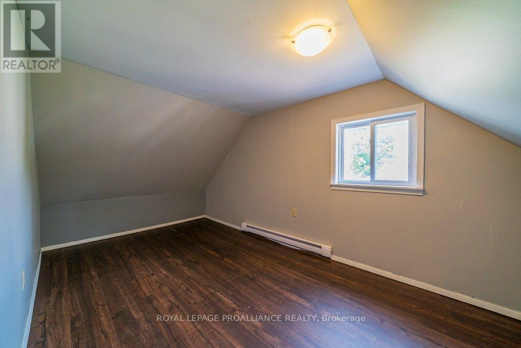 












12275 HIGHWAY 41

,
Addington Highlands (Addington Highlands),




Ontario
K0H2G0

