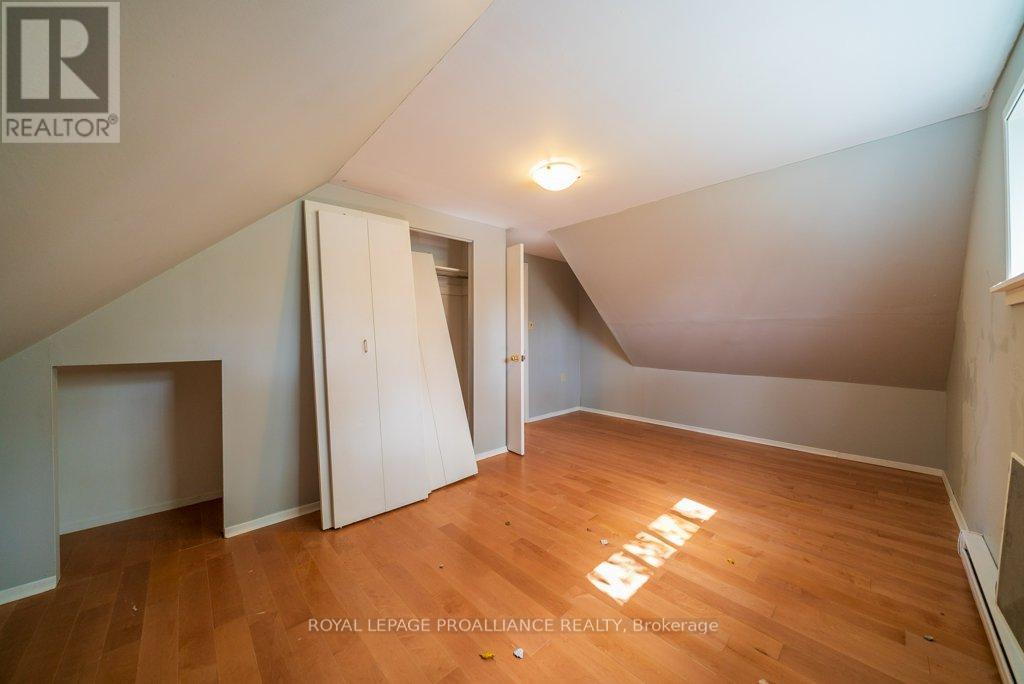 












12275 HIGHWAY 41

,
Addington Highlands (Addington Highlands),




Ontario
K0H2G0

