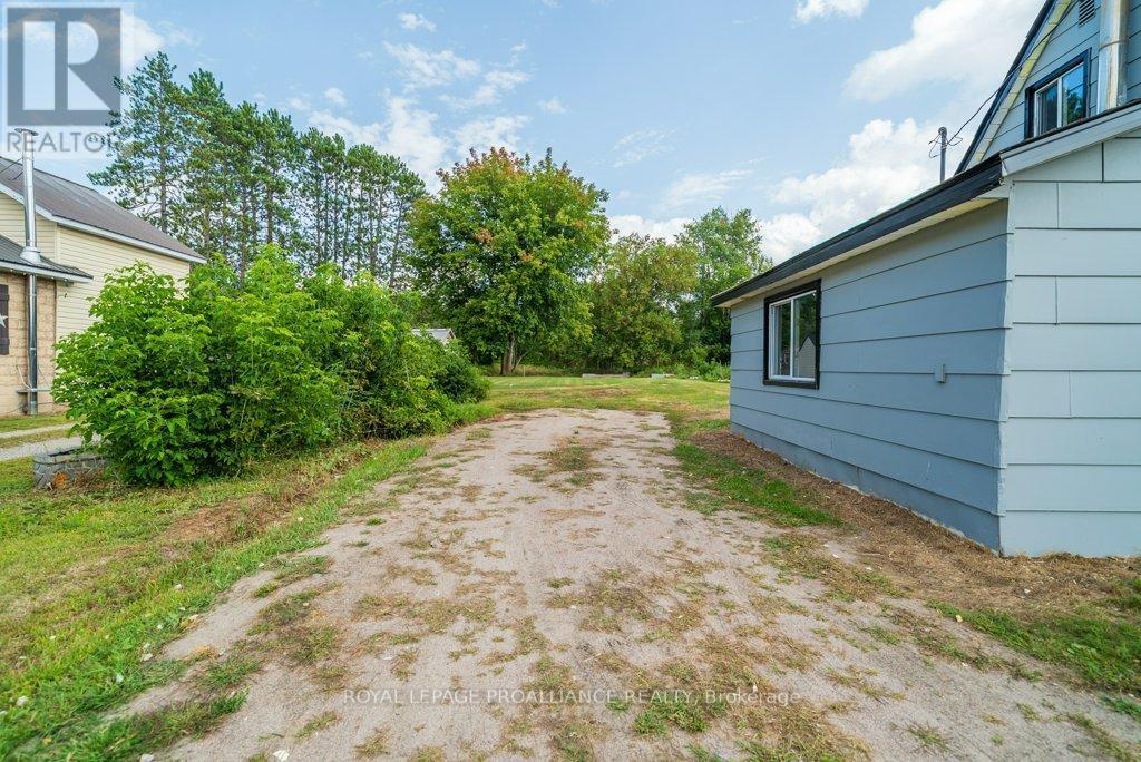 












12275 HIGHWAY 41

,
Addington Highlands (Addington Highlands),




Ontario
K0H2G0

