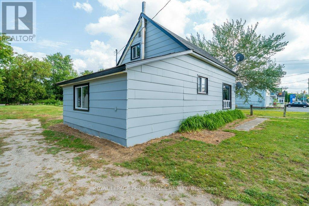 












12275 HIGHWAY 41

,
Addington Highlands (Addington Highlands),




Ontario
K0H2G0

