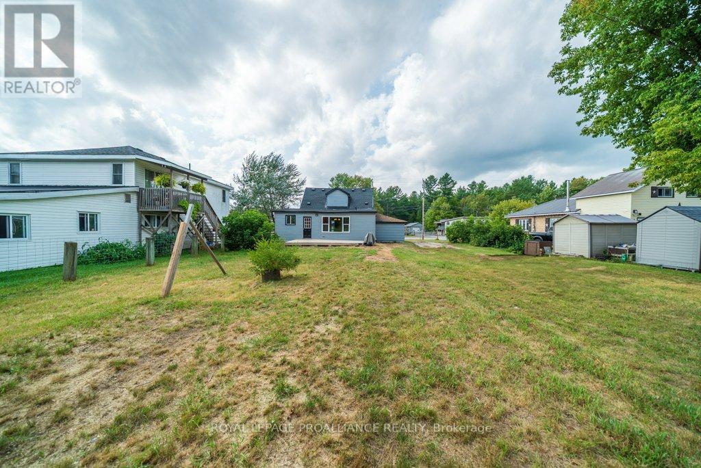 












12275 HIGHWAY 41

,
Addington Highlands (Addington Highlands),




Ontario
K0H2G0

