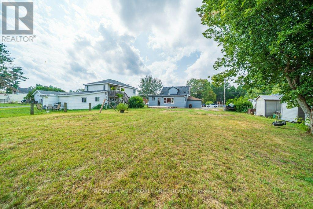 












12275 HIGHWAY 41

,
Addington Highlands (Addington Highlands),




Ontario
K0H2G0

