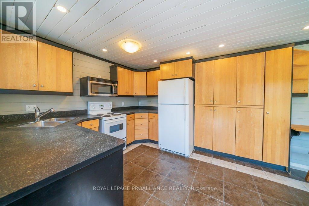 












12275 HIGHWAY 41

,
Addington Highlands (Addington Highlands),




Ontario
K0H2G0

