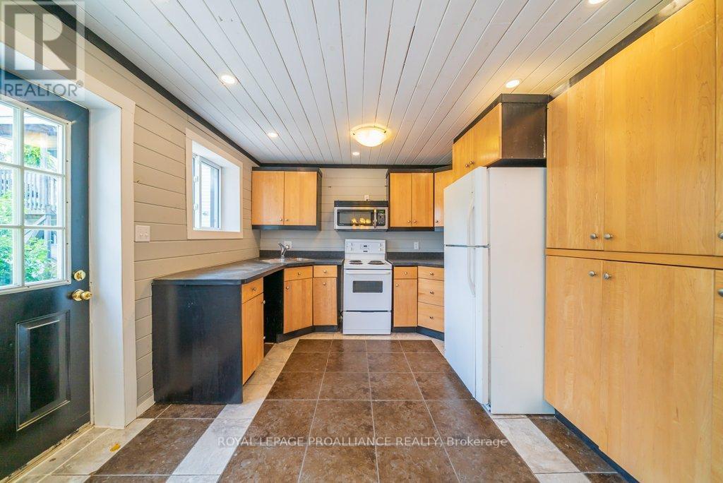 












12275 HIGHWAY 41

,
Addington Highlands (Addington Highlands),




Ontario
K0H2G0

