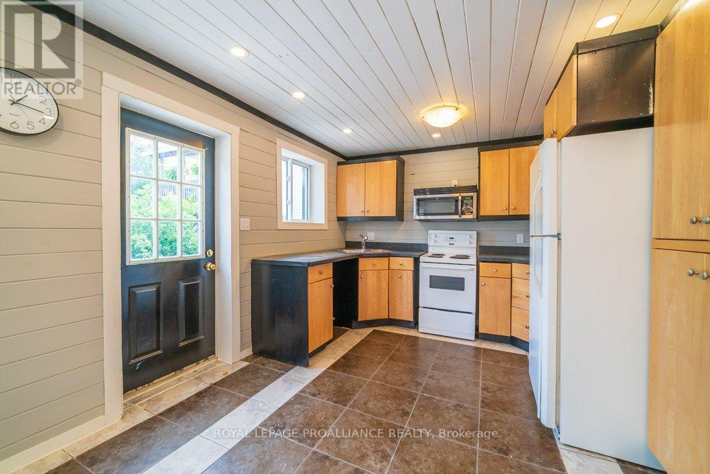 












12275 HIGHWAY 41

,
Addington Highlands (Addington Highlands),




Ontario
K0H2G0

