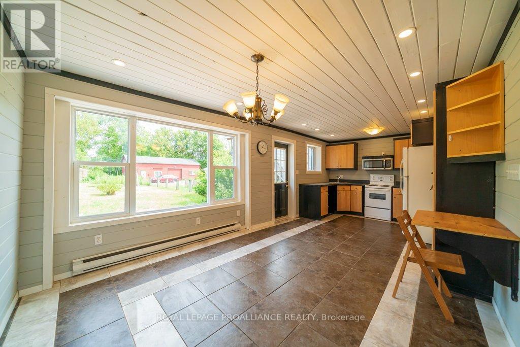 












12275 HIGHWAY 41

,
Addington Highlands (Addington Highlands),




Ontario
K0H2G0

