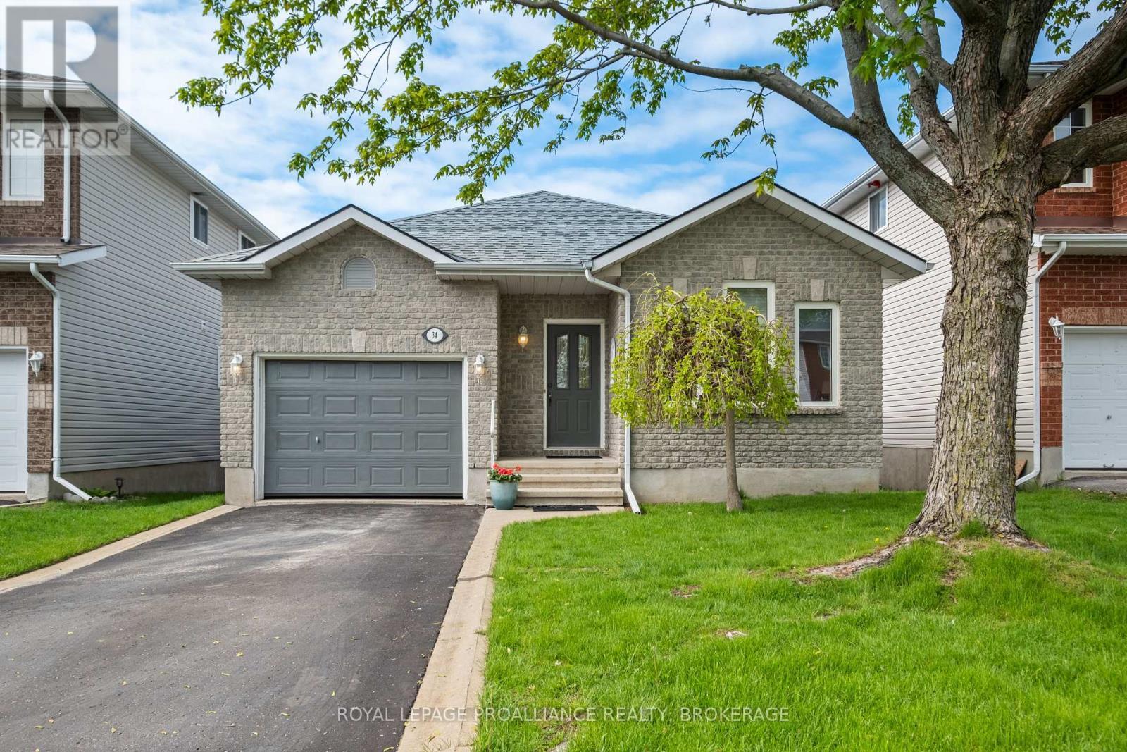 












34 SCHOONER DRIVE

,
Kingston (Kingston East (Incl Barret Crt)),




Ontario
K7K7J8

