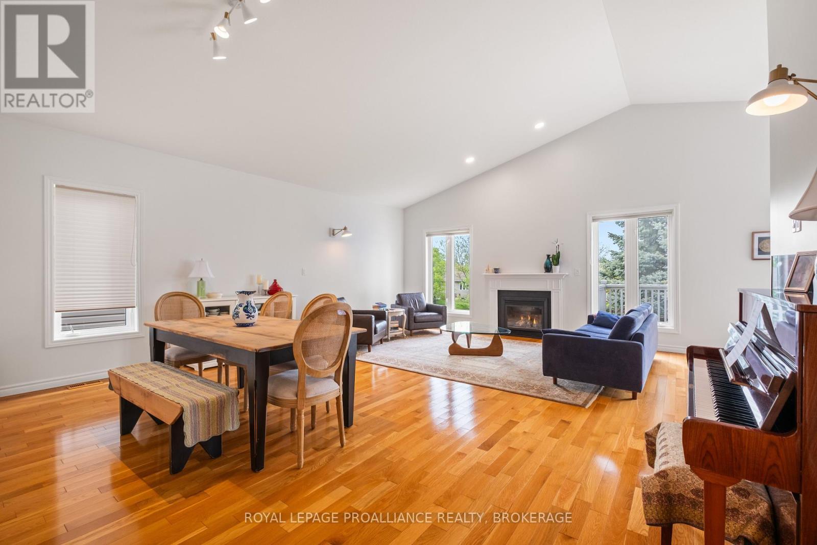 












34 SCHOONER DRIVE

,
Kingston (Kingston East (Incl Barret Crt)),




Ontario
K7K7J8

